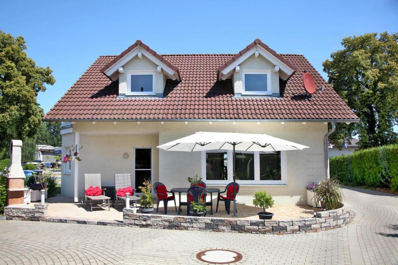 Ferienhaus Adler In Миров Екстериор снимка